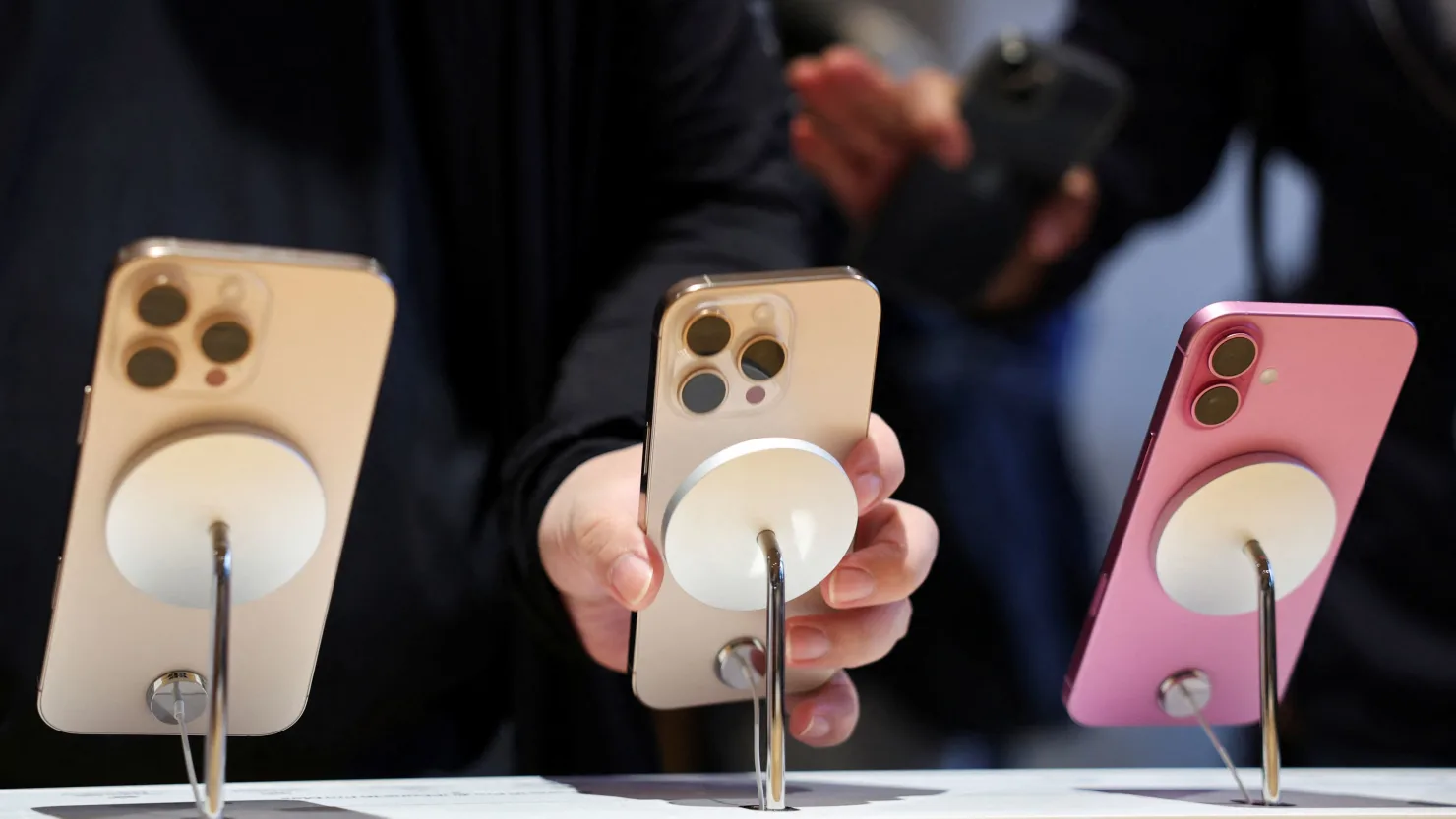 giá Iphone sẽ tăng ít nhất 25% nếu sản xuất tại Mỹ