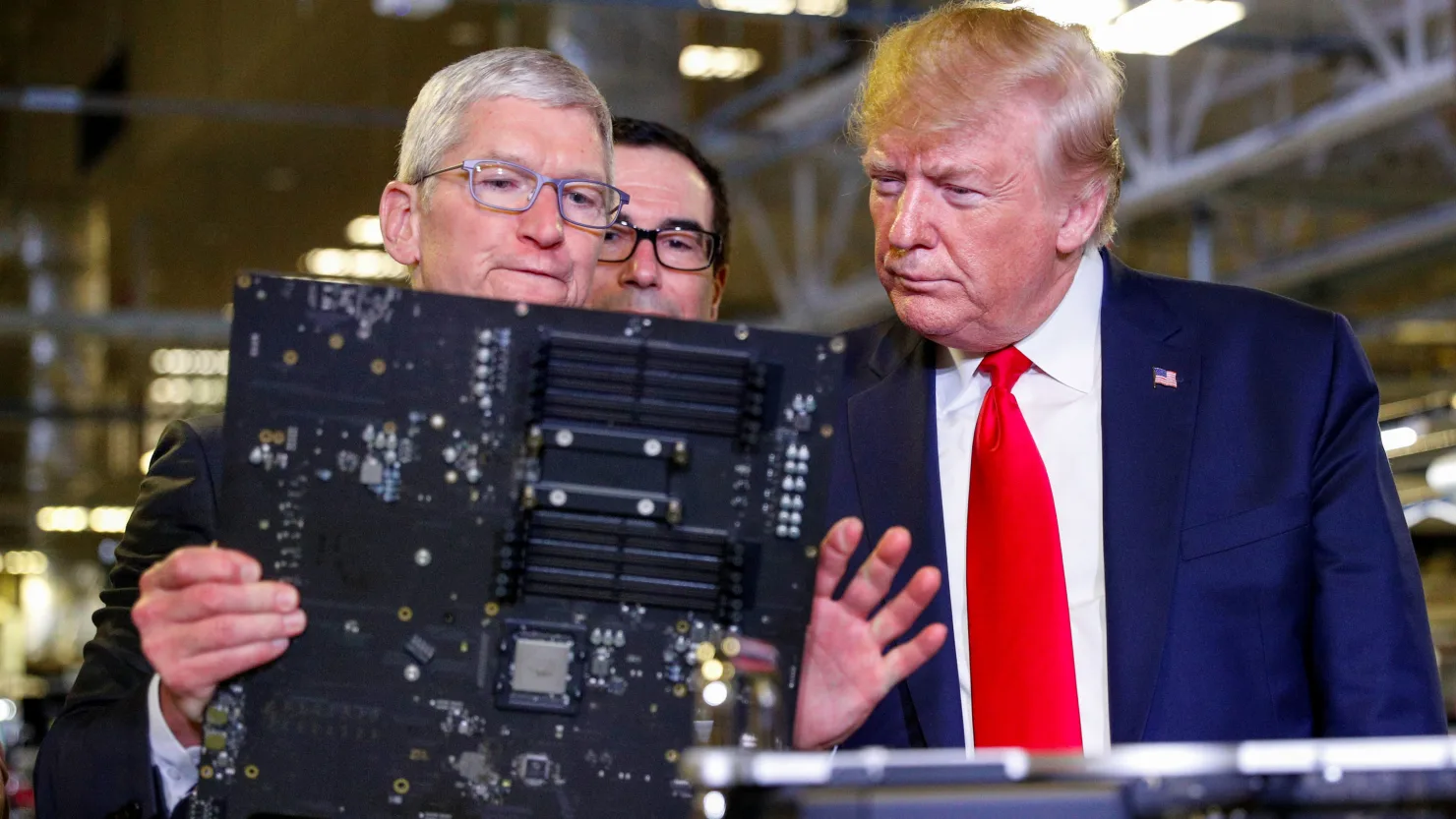 EO Tim Cook và Tổng thống Donald Trump