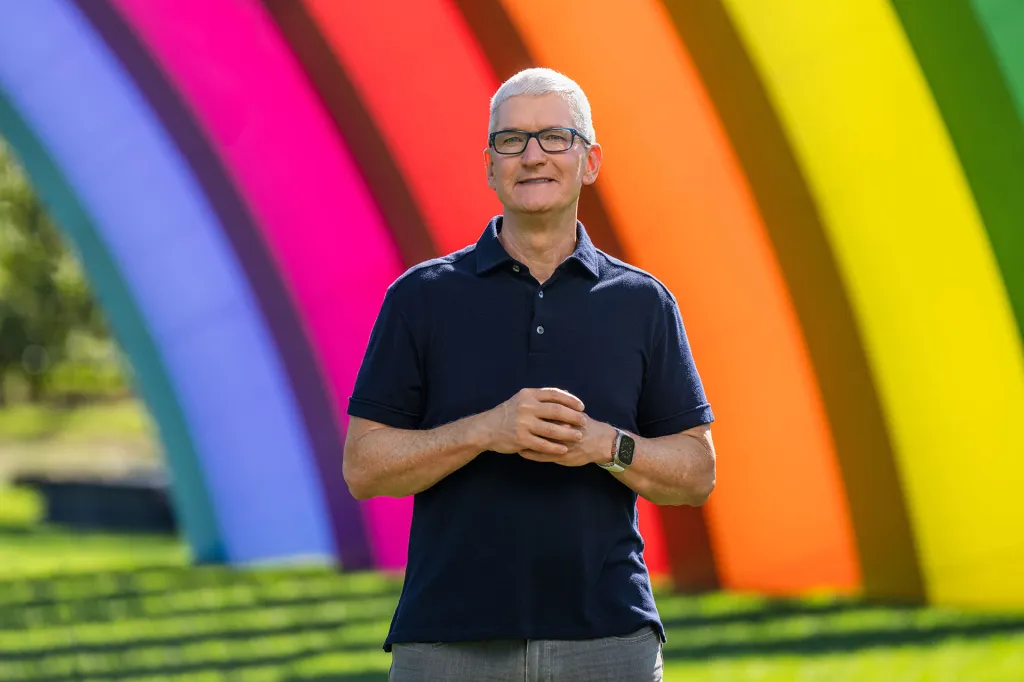 ceo tim cook apple